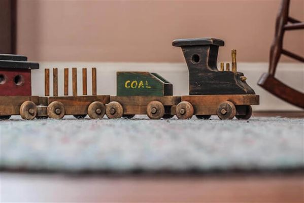 Legetøj i træ – en nostalgisk og slidstærk favorit hos både børn og voksne