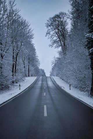 Snerydning og saltning er vigtige for at holde veje sikre i vintervejret.