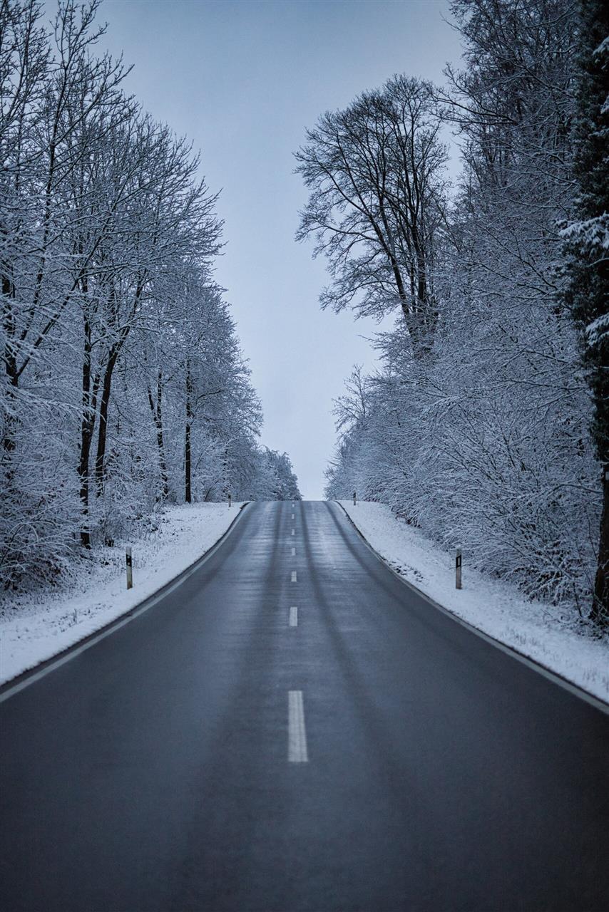 Snerydning og saltning er vigtige for at holde veje sikre i vintervejret.